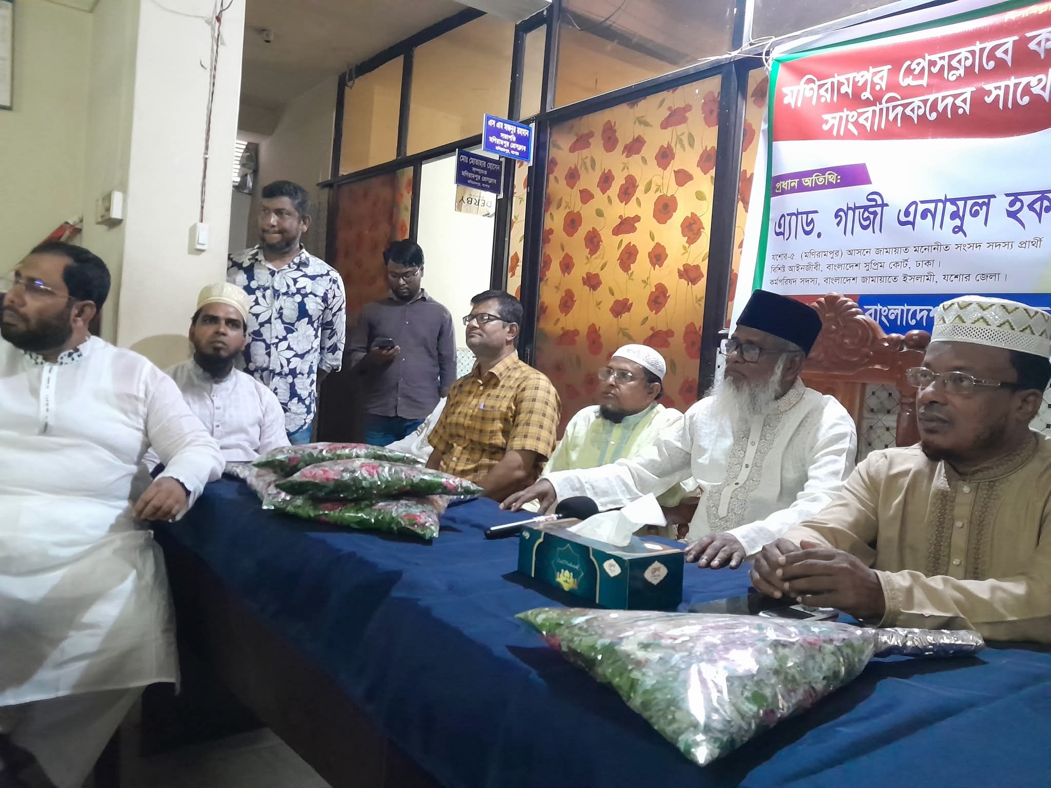 মনিরামপুরে সাংবাদিকদের সাথে জামায়াতের প্রার্থী গাজী এনামুলের মত বিনিময়