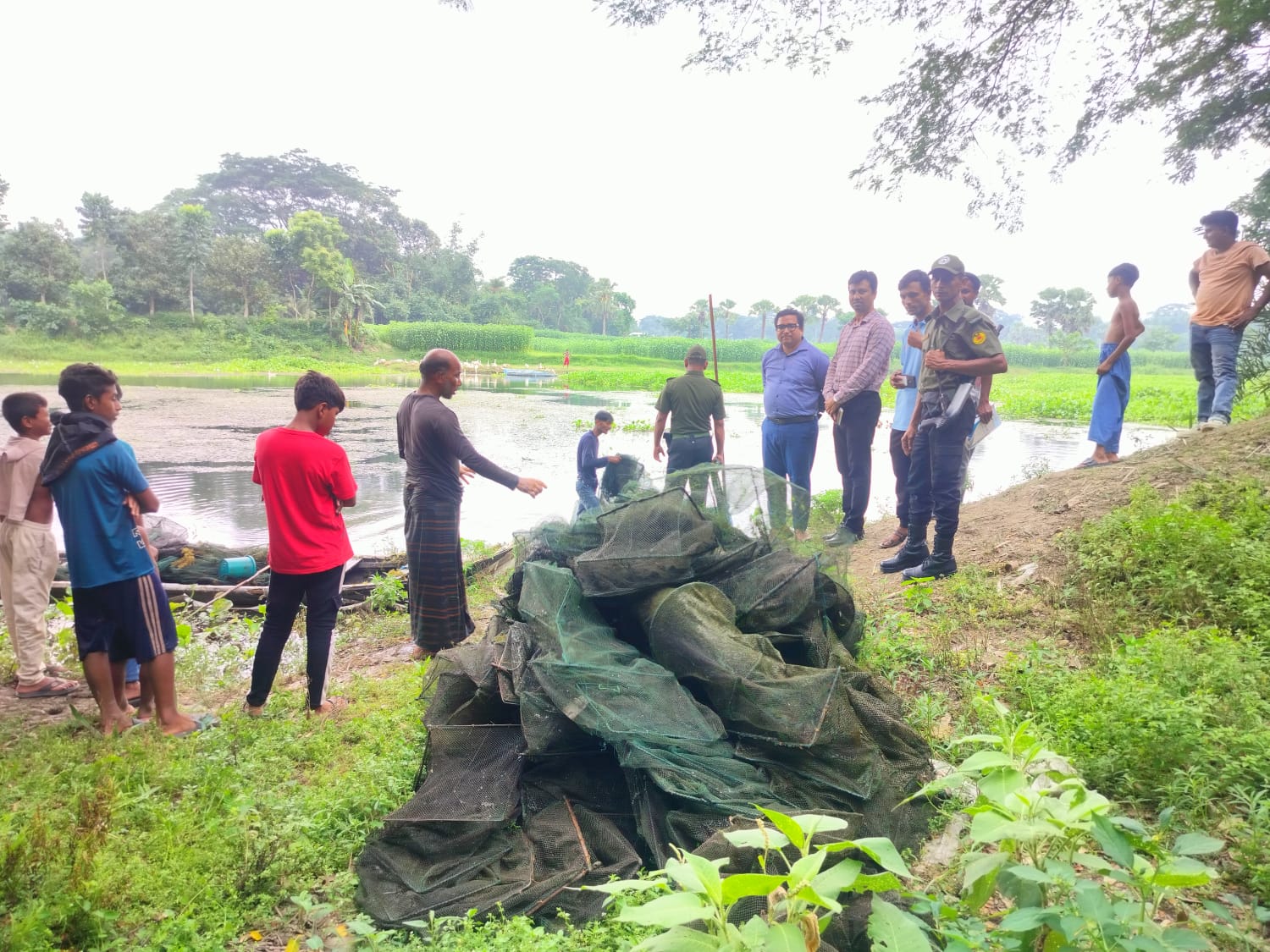 মনিরামপুরে কপোতাক্ষ নদ থেকে অবৈধ দুয়ারি জাল জব্দের পর অগ্নিসংযোগ