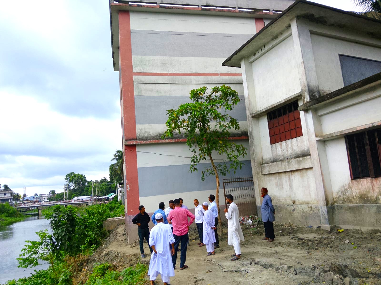 মনিরামপুরে সদ্য খননকৃত হরিহর নদের পাড় ধ্বসে ফাজিল মাদ্রাসার বহুতল ভবনে ফাঁটল