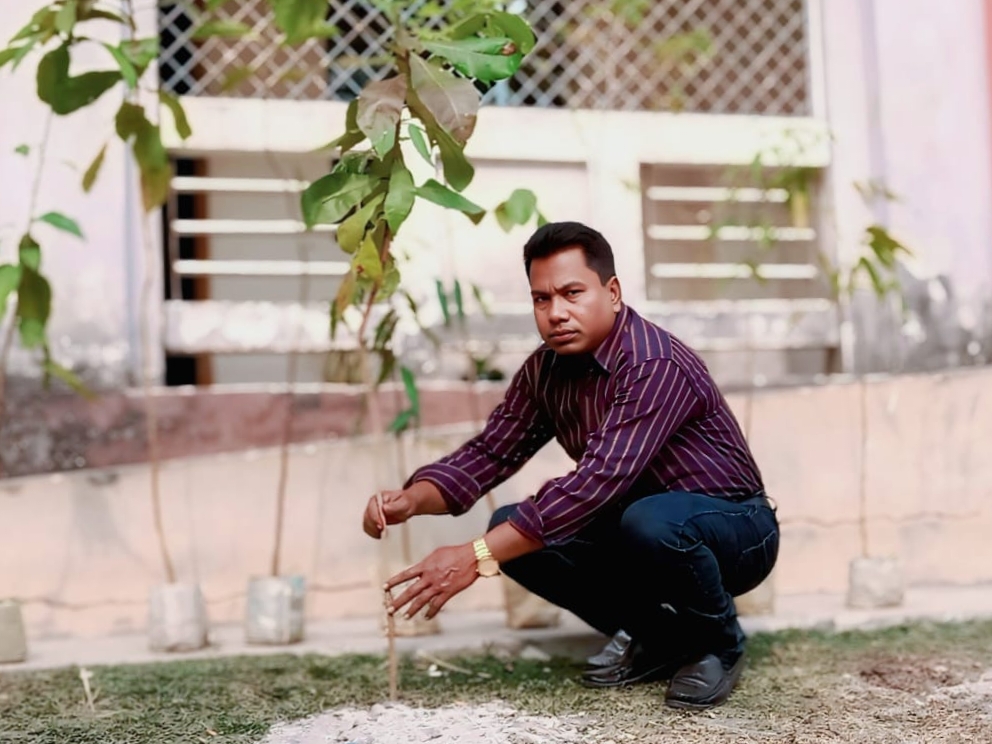 ঢাকুরিয়া কলেজে ১০৮টি গাছের চারা রোপণ করলেন প্রভাষক রমজান আলী