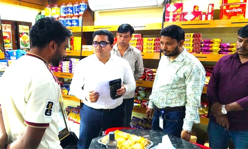 মনিরামপুরে প্রশাসনিক কর্মকর্তার কাছে পঁচা দই বিক্রির দায়ে বনফুলকে ৫০ হাজার জরিমানা