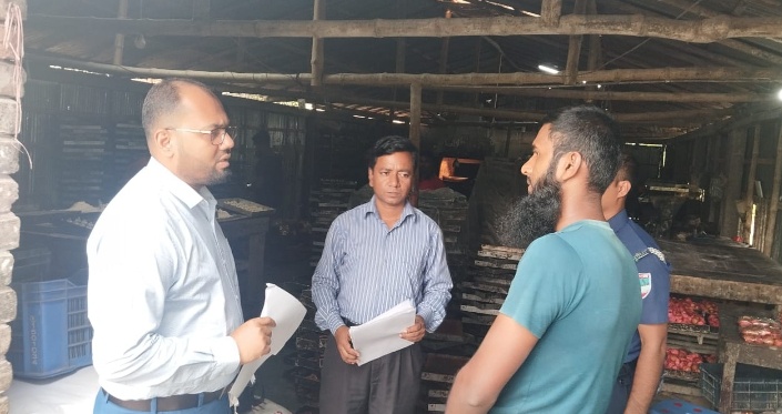 মনিরামপুরে মনির ফুড প্রোডাক্টসে মোবাইল কোর্টে বসিয়ে জেল-জরিমানা