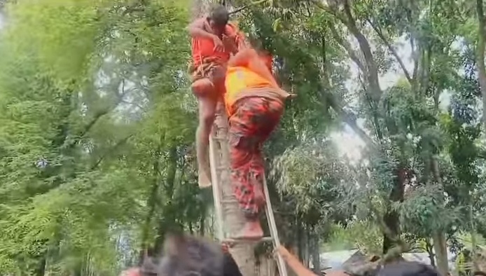 নারকেল গাছে উঠে আম পাড়তে গিয়ে বিদ্যুৎস্পর্শে যুবকের করুন মৃত্যু