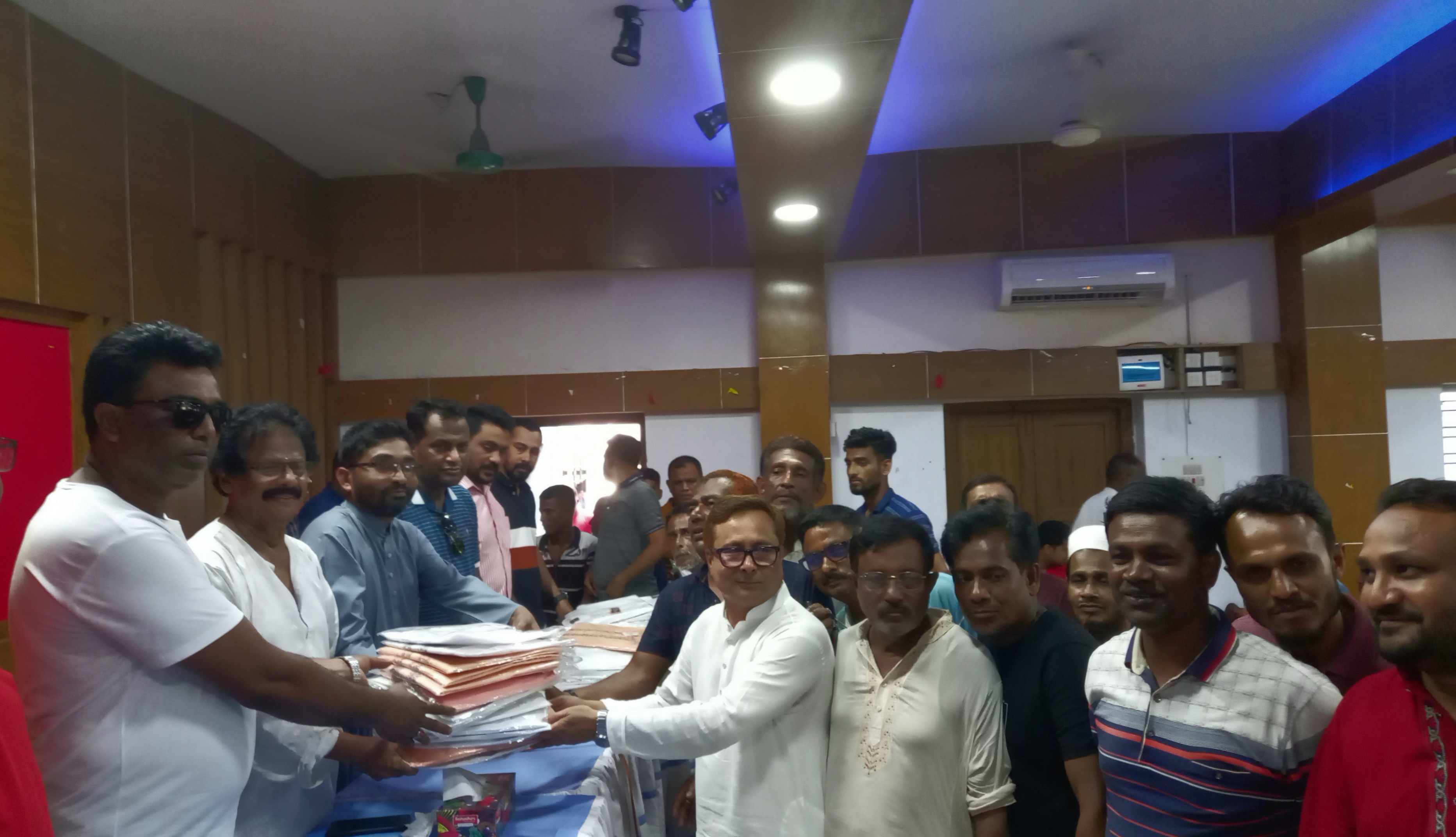 কেশবপুরে আওয়ামী লীগের তৃণমূলের নেতৃবৃন্দদের শাহীন চাকলাদার এমপি'র ঈদ উপহার 