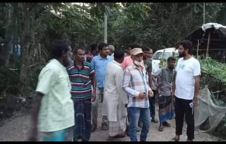 যশোরের নরেন্দ্রপুর ইউনিয়নে গোপালপুর গ্রামের পানিবন্দি পরিবারের দূর্ভোগে ঘটনা স্থান পরিদর্শন ইউপি চেয়ারম্যান রাজু আহমেদ